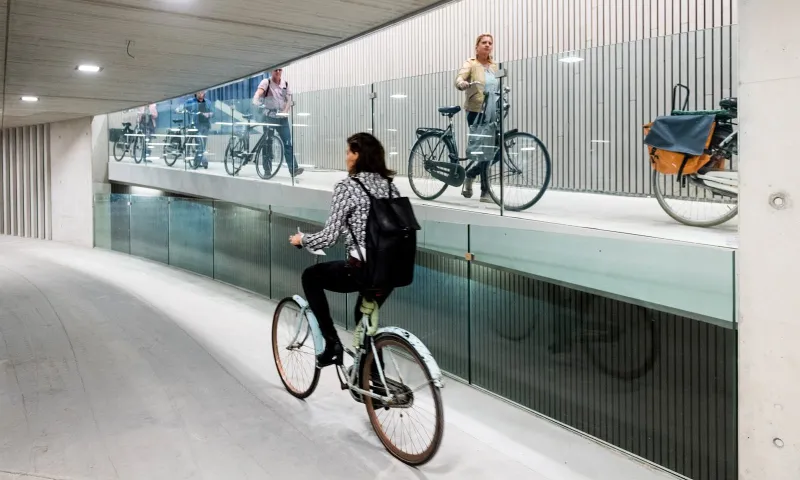 هولندا تبني اضخم مرآب للدراجات الهوائية