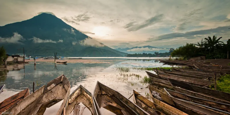 أتيتلان أكبر وأجمل البحيرات البركانية في العالم