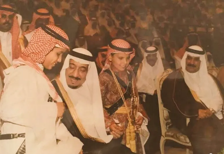الأمير محمد بن سلمان يتحدث عن علاقته بوالديه وأشقاءه وأبناءه (صور)