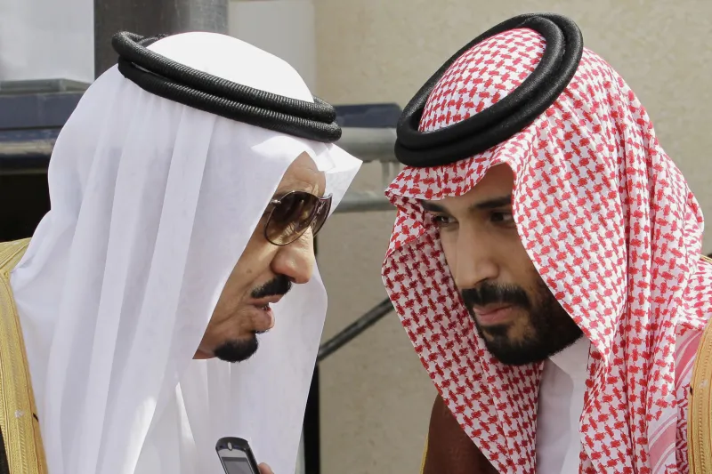 الأمير محمد بن سلمان يتحدث عن علاقته بوالديه وأشقاءه وأبناءه (صور)