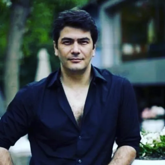 حضّرت قبرها قبل شهر من الحادث..مقتل مذيع تركي شهير على يد حبيبته السابقة (فيديو)