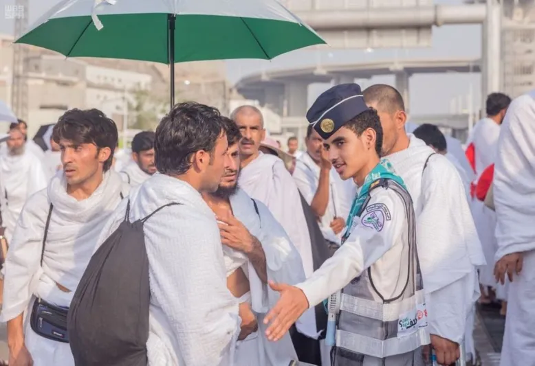 الكشافة السعودي لوحة إنسانية في العطاء على صعيد عرفات