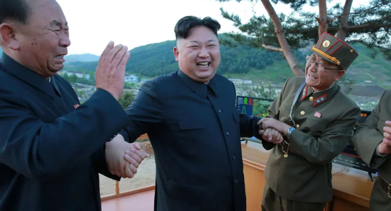 شاهد بالصور كيف بدا «كيم جونغ أون» أثناء إطلاق الصاروخ الباليستي الأخير