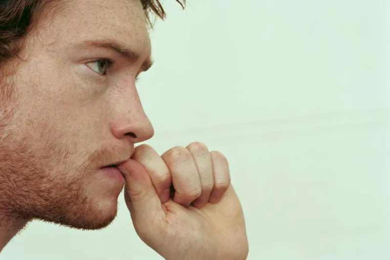 قضم الاظافر وعض القلم.. عادات غريبة لكل منها تفسير قد لا تعرفه