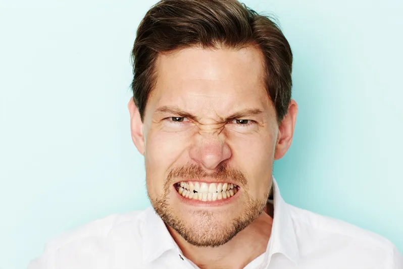 قضم الاظافر وعض القلم.. عادات غريبة لكل منها تفسير قد لا تعرفه