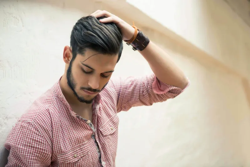 قضم الاظافر وعض القلم.. عادات غريبة لكل منها تفسير قد لا تعرفه