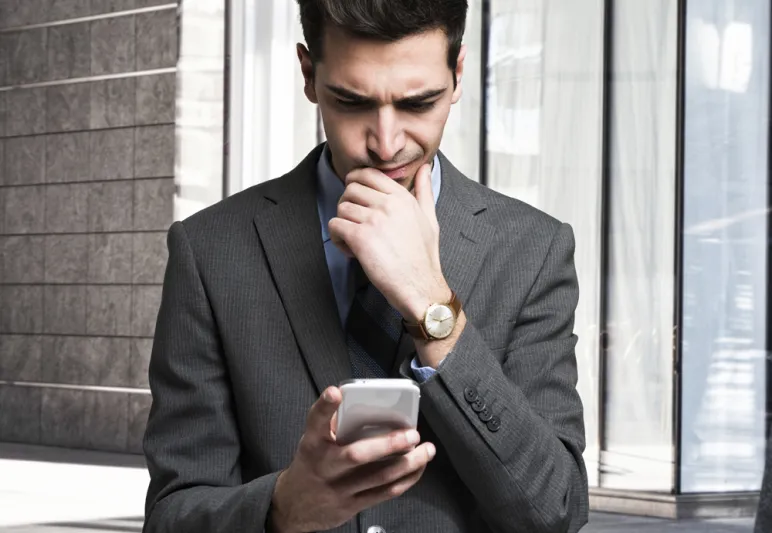 قضم الاظافر وعض القلم.. عادات غريبة لكل منها تفسير قد لا تعرفه