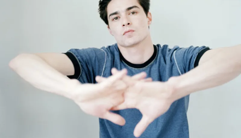 قضم الاظافر وعض القلم.. عادات غريبة لكل منها تفسير قد لا تعرفه