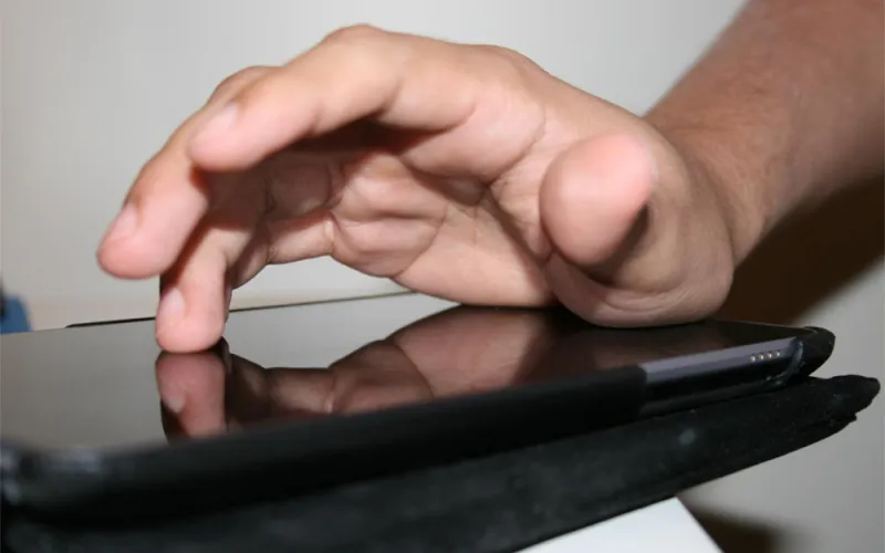 قضم الاظافر وعض القلم.. عادات غريبة لكل منها تفسير قد لا تعرفه