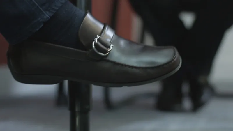 قضم الاظافر وعض القلم.. عادات غريبة لكل منها تفسير قد لا تعرفه