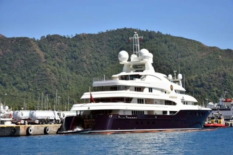 فخامة يخت ملك الأردن تشعل الصحافة التركية (صور)