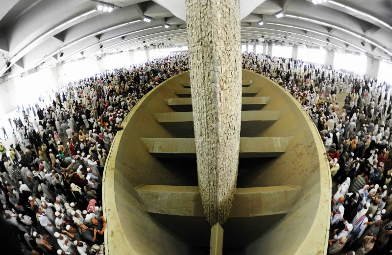 فيديو: تصرف غريب من طفل فوق جسر الجمرات