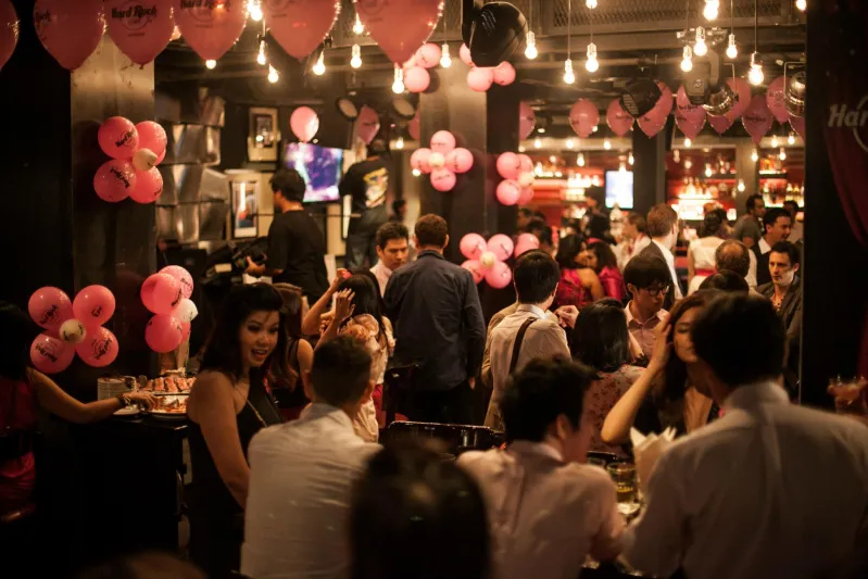 فيديو|حفل موسيقي مختلط داخل مطعم شهير بالقطيف