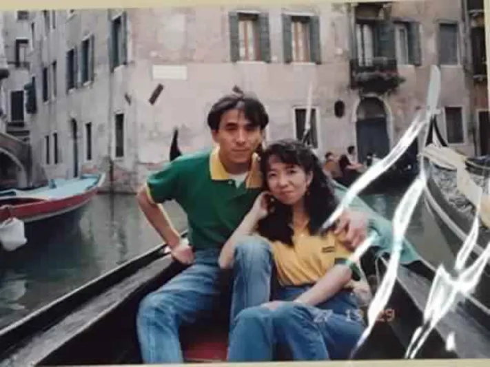 بالصور| سر القميص الذي جعل صاحبة يرتديه لمدة 18 عاما