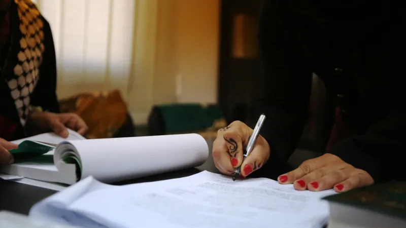 قصص مضحكة عن تعدد الزوجات.. فكاهة وغيرة وقتل