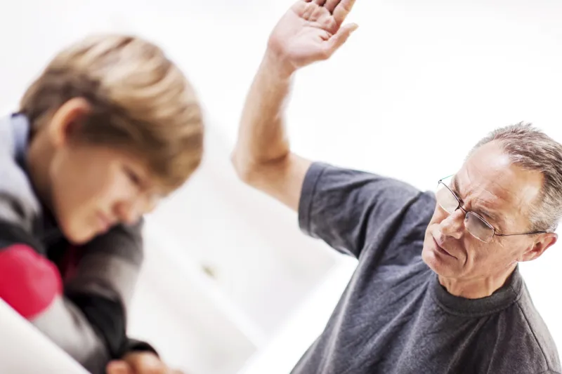 فيديو| والدان يجبران طفلتهما على تناول الخمر والمواد المخدرة