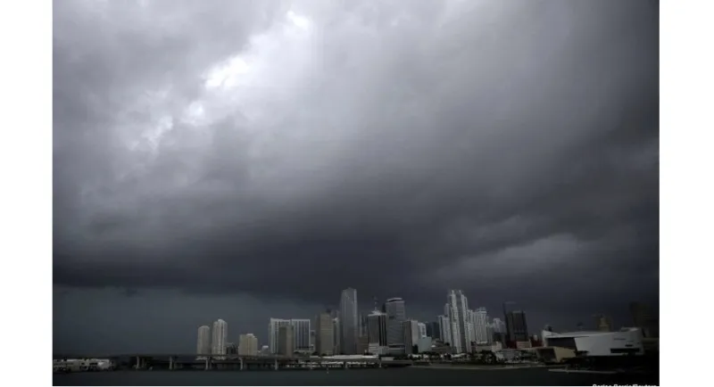 شاهد ميامي قبل قدوم الإعصار سحب سوداء وشوارع خالية