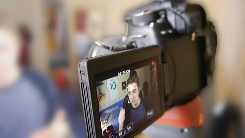 كيف تجني المال من يوتيوب أو موقعك الخاص؟ 