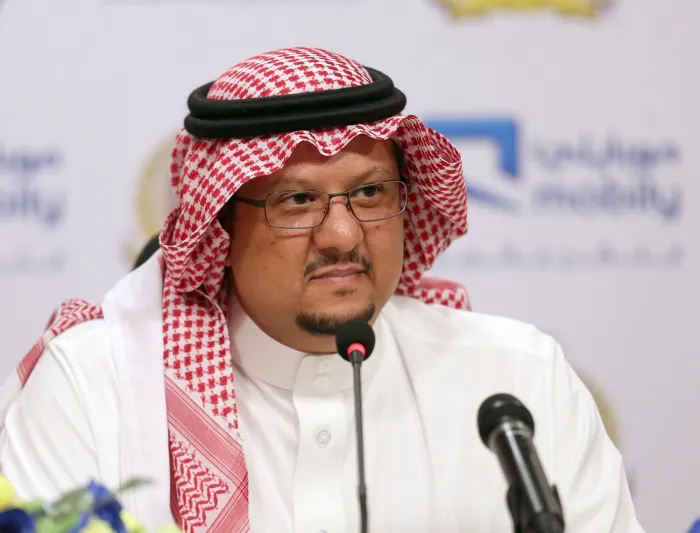 رئيس النصر مصير العنزي لدى المدرب