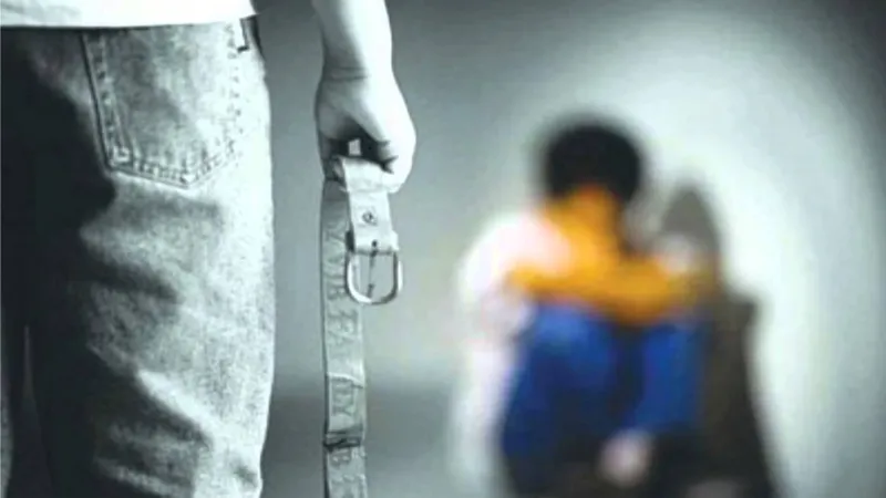 شق رأسه واجبره على العمل وهو ينزف ..شاهد كيف تعامل أب مع ابنه المريض