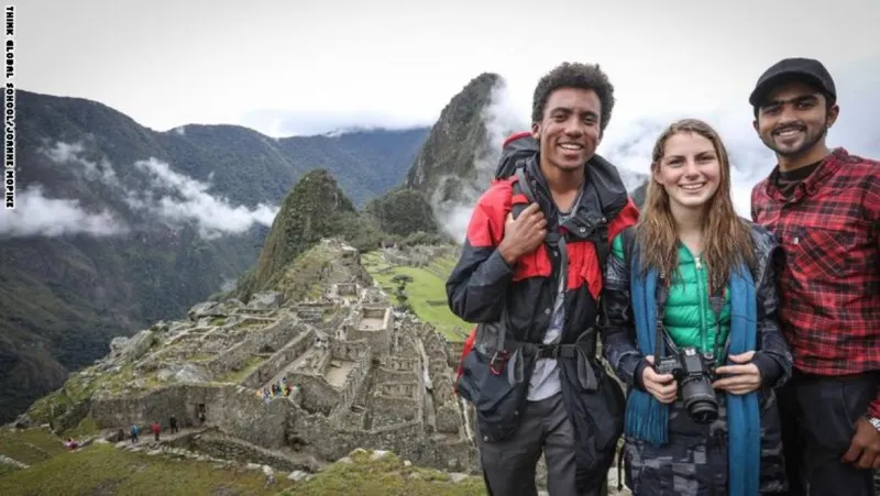 مدرسة في أحضان الطبيعه وأخرى أساتذتها من الروبوت ..شاهد أغرب مدارس العالم