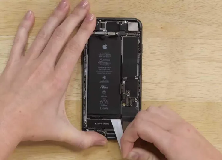 فيديو| تشريح «آيفون 8» يكشف كذبة أبل!