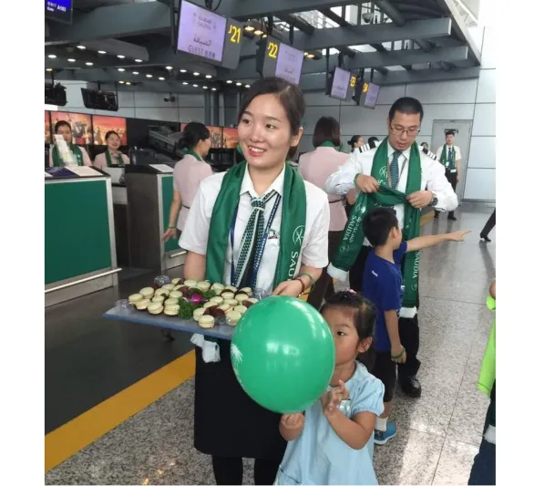 احتفال لمسافري الخطوط السعودية في مطار قوانجو الصيني بمناسبة اليوم الوطني