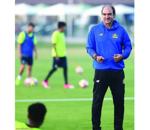 غوميز يحصل على عقده كاملاً من النصر