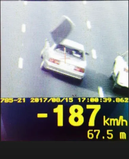 قناص أبوظبي يرصد ويضبط مركبة تطاير زجاجها الخلفي