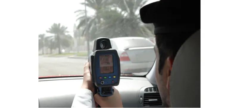 قناص أبوظبي يرصد ويضبط مركبة تطاير زجاجها الخلفي