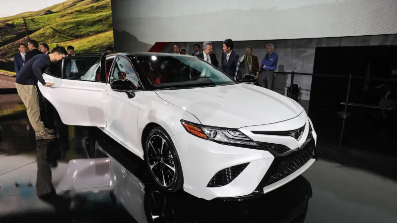 بتصميم أكثر جرأة.. تويوتا تزيح الستار عن «كامري 2018»