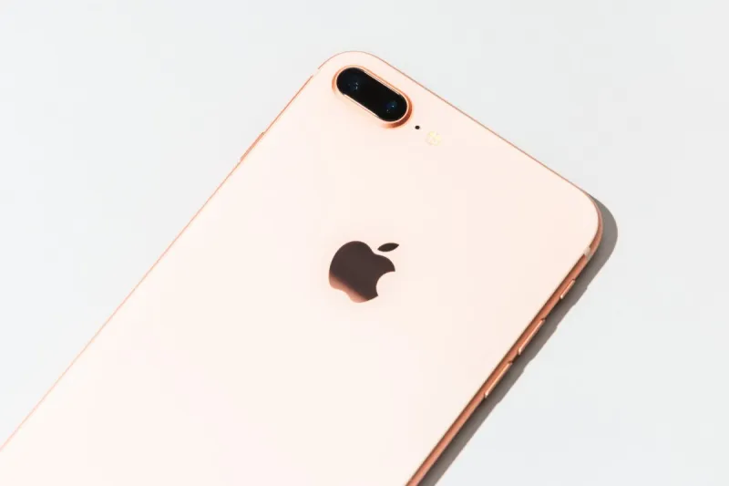 رغم فارق السعر.. 6 مميزات تدفعك لشراء iphone8  دون iphone X