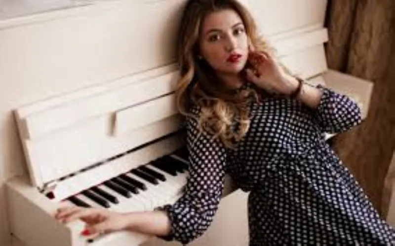 فيديو: فتاة تعزف على البيانو في معرض بالرياض