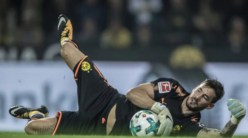 شاهد | هواية حارس مرمى «بوروسيا دورتموند » الغريبة