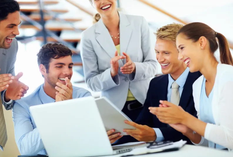 الثواب أم العقاب .. أيهما سيزيد من إنتاجية موظفيك؟