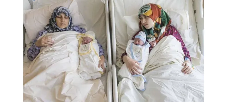 لأول مرة في العالم أم وابنتها يلدان في نفس اللحظة