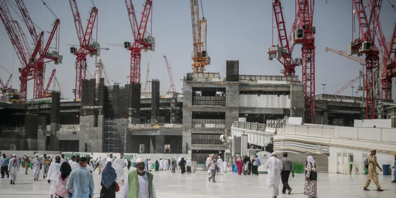 إصابة عاملين أثر سقوط سلة علي احد المطاعم بمكة