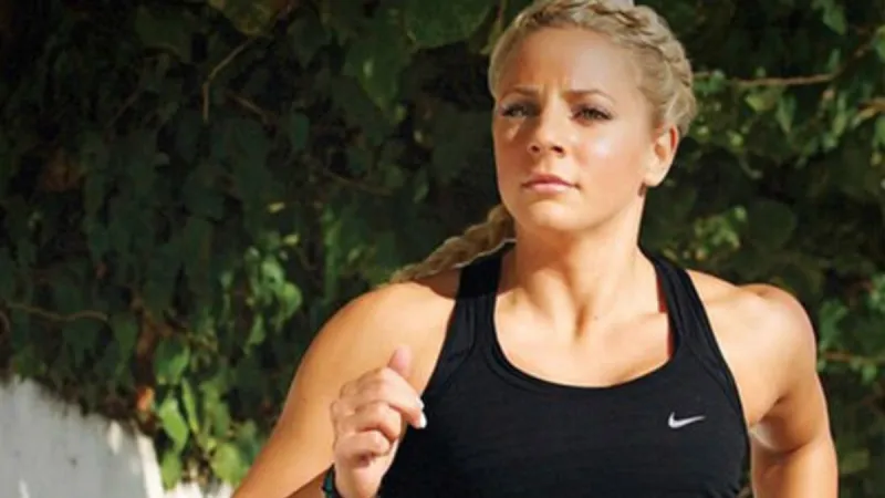 شاهد|حسناء كندية تتفوق على ميسي ورونالدو بمهاراتها