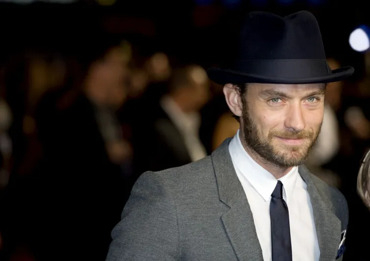 قبعة الفيدورا.. مفتاح الرجل العصري للتميّّز!