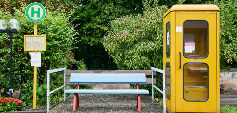 مكاتب بريد ومحاطات انتظار وهمية.. حيل لطيفة لمساعدة مرضى الالزهايمر!