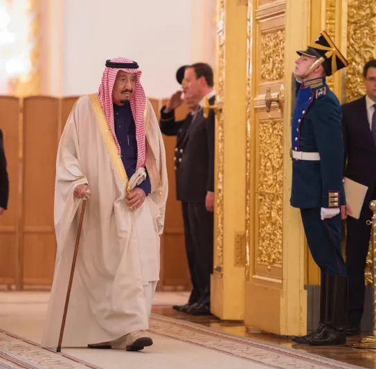 شاهد| بوتين يكسر البروتوكول الروسي ويصب الشاي للملك سلمان احتفاءً به