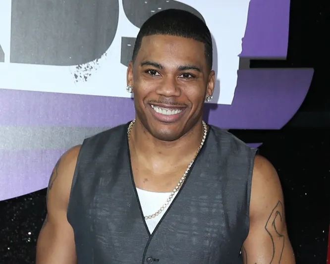 اعتقال مغني الراب نيللي بتهمة اغتصاب امرأة في حافلة سياحية