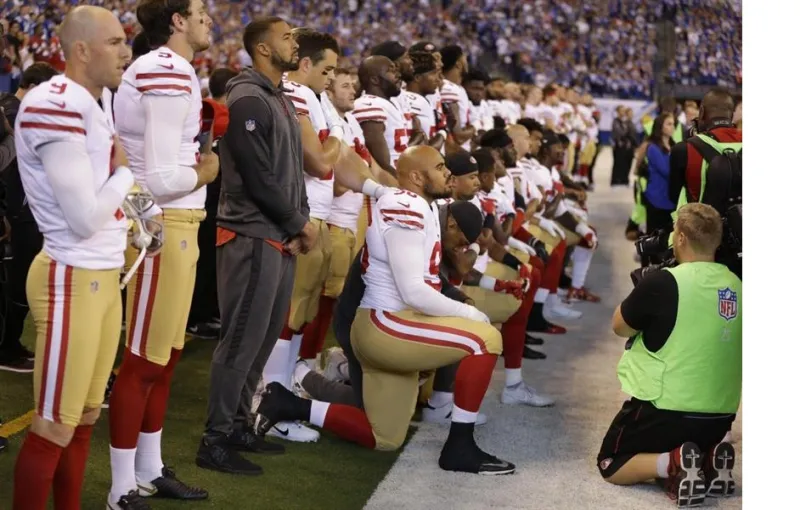 نائب الرئيس الأميركي يغادر مباراة لعدم وقوف اللاعبين خلال النشيد الوطني