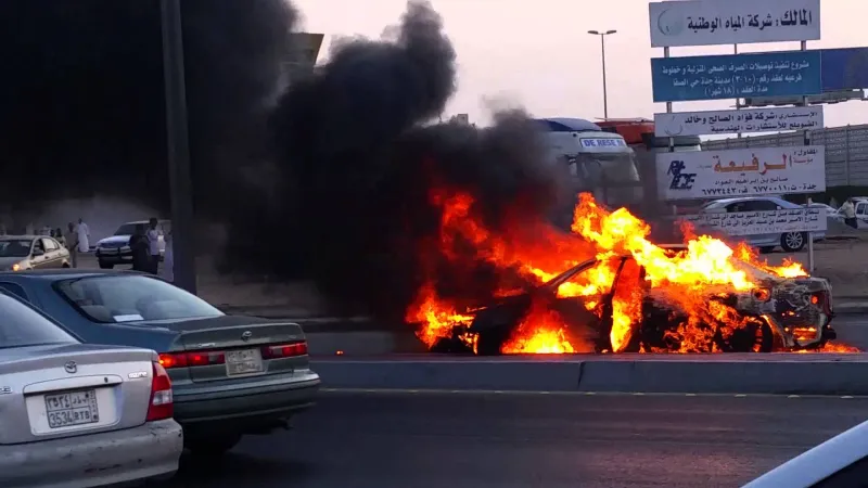 مواطن يخاطر بحياته وينقذ محطة وقود من الاشتعال