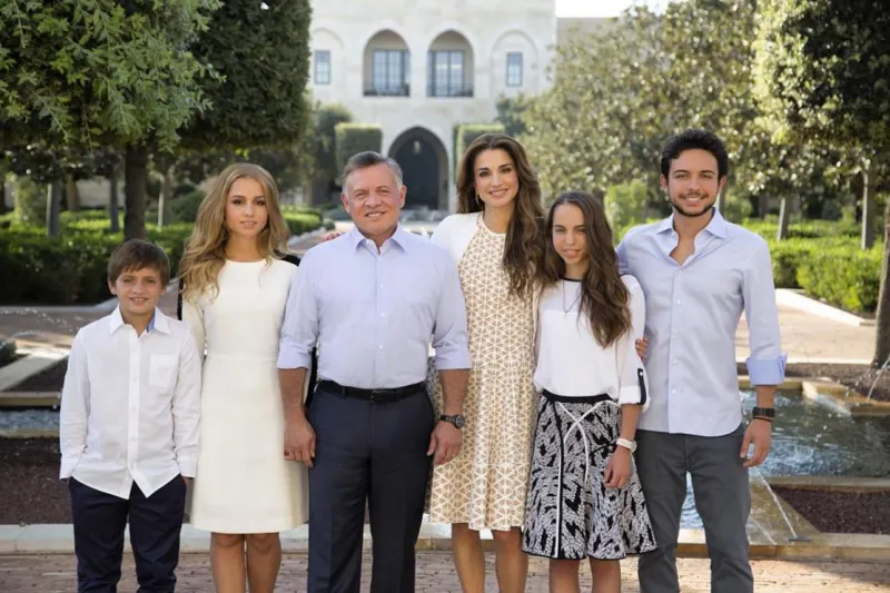 إنفوجراف| تعرف علي نشأة الملك عبدالله بن الحسين.. شخصية العدد الجديد من مجلة «الرجل»