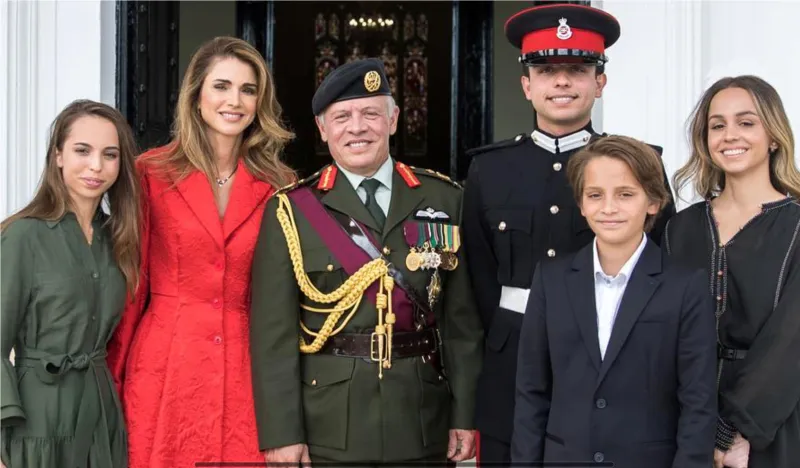 إنفوجراف| تعرف علي نشأة الملك عبدالله بن الحسين.. شخصية العدد الجديد من مجلة «الرجل»