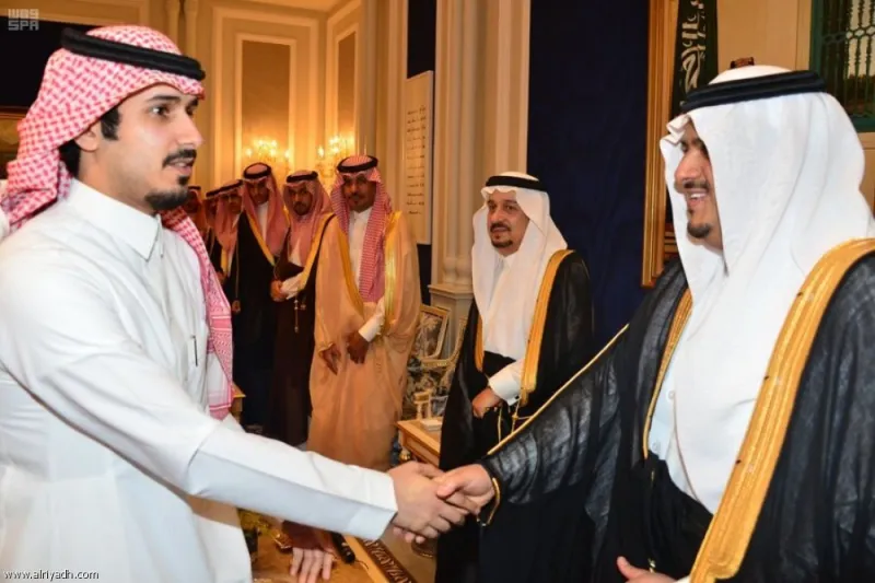 أمير الرياض يكرم مواطنأ أنقذ محطة وقود من الاشتعال