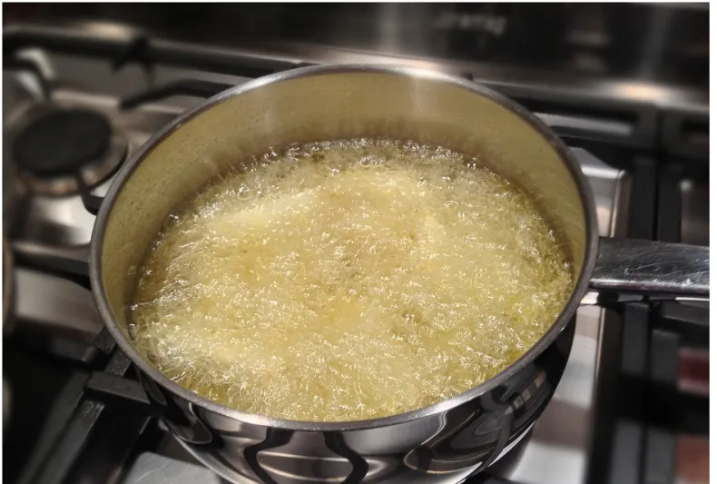 تزوج عليها فسكبت عليه الزيت المغلي