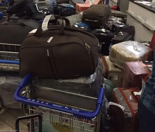 شاهد ضبط عامل مطار يسرق من حقائب المسافرين