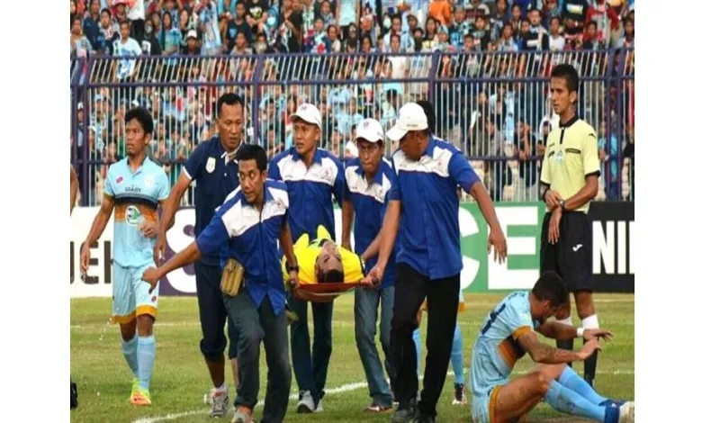 وفاة حارس مرمى بعد اصطدامه بزميله في الدوري الإندونيسي